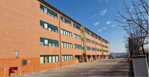 Foto 2 – profilo metallico di contenimento aperture infissi e frangisole corpo B e C (novembre 2024)