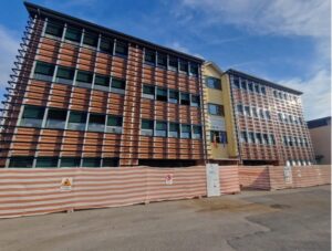 Foto 3 – profilo metallico di contenimento aperture infissi, frangisole e sotto-struttura facciata ventilatacorpo A (gennaio 2025)